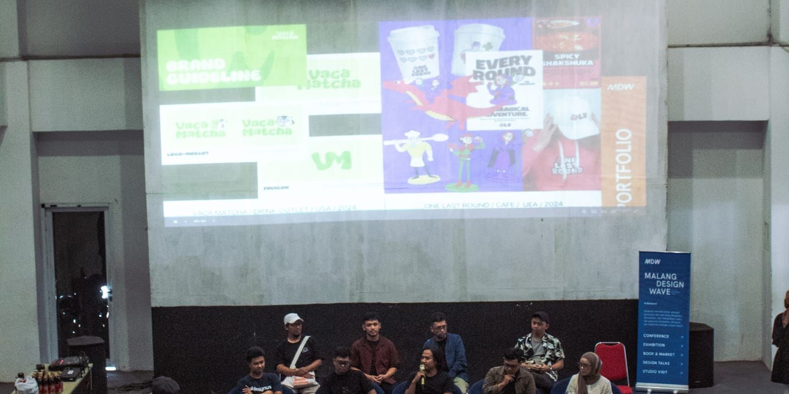 Table ronde devant un public assis sur les gradins d'un meetup