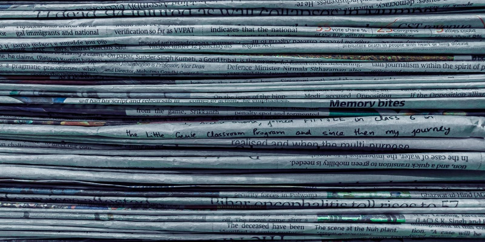 Pile de vieux journaux
