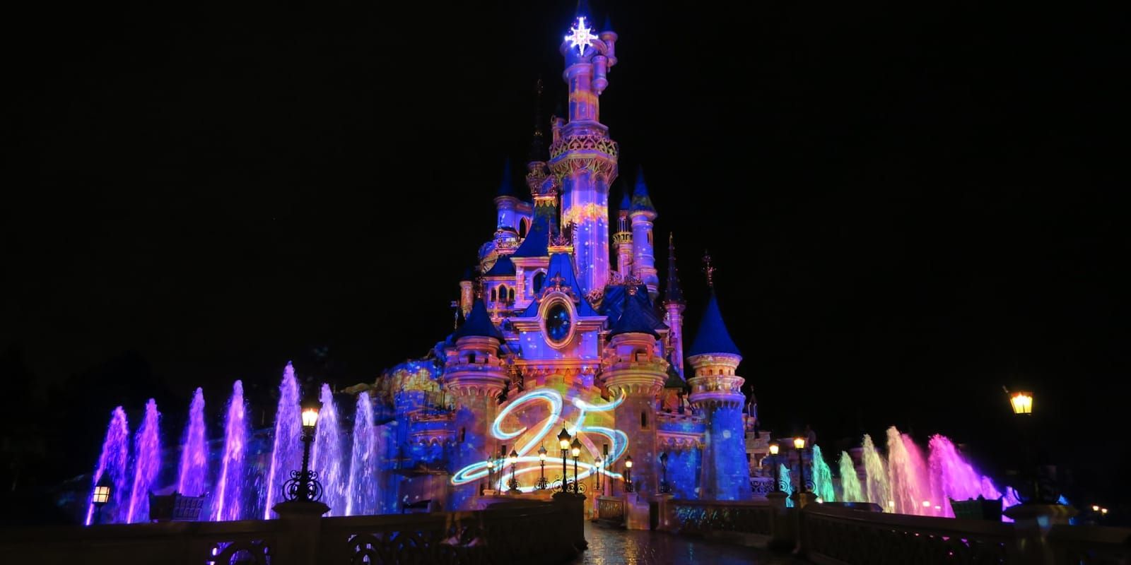 Château de Disneyland Paris illuminé la nuit
