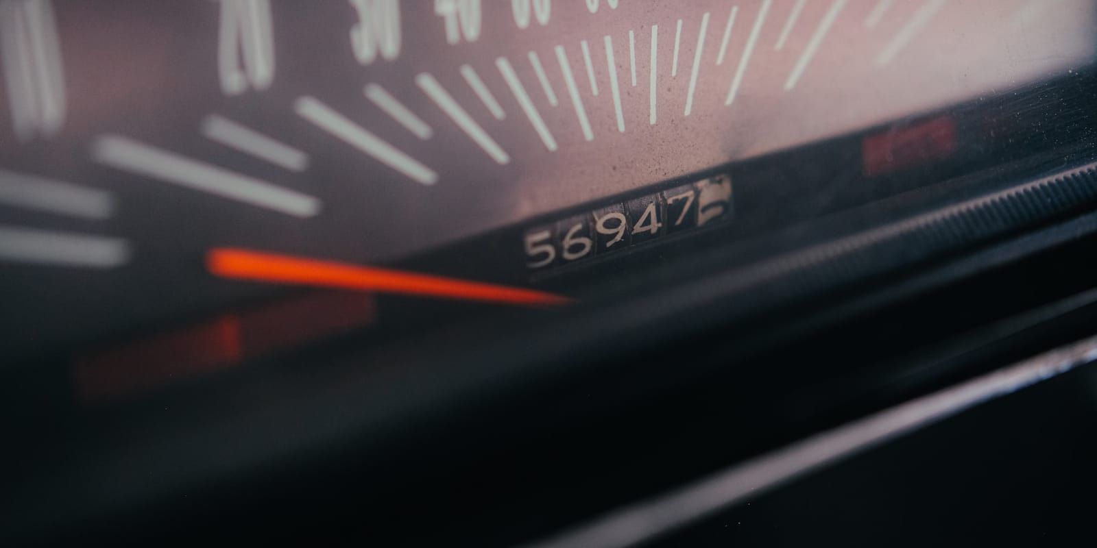Gros plan sur un compteur kilométrique de voiture