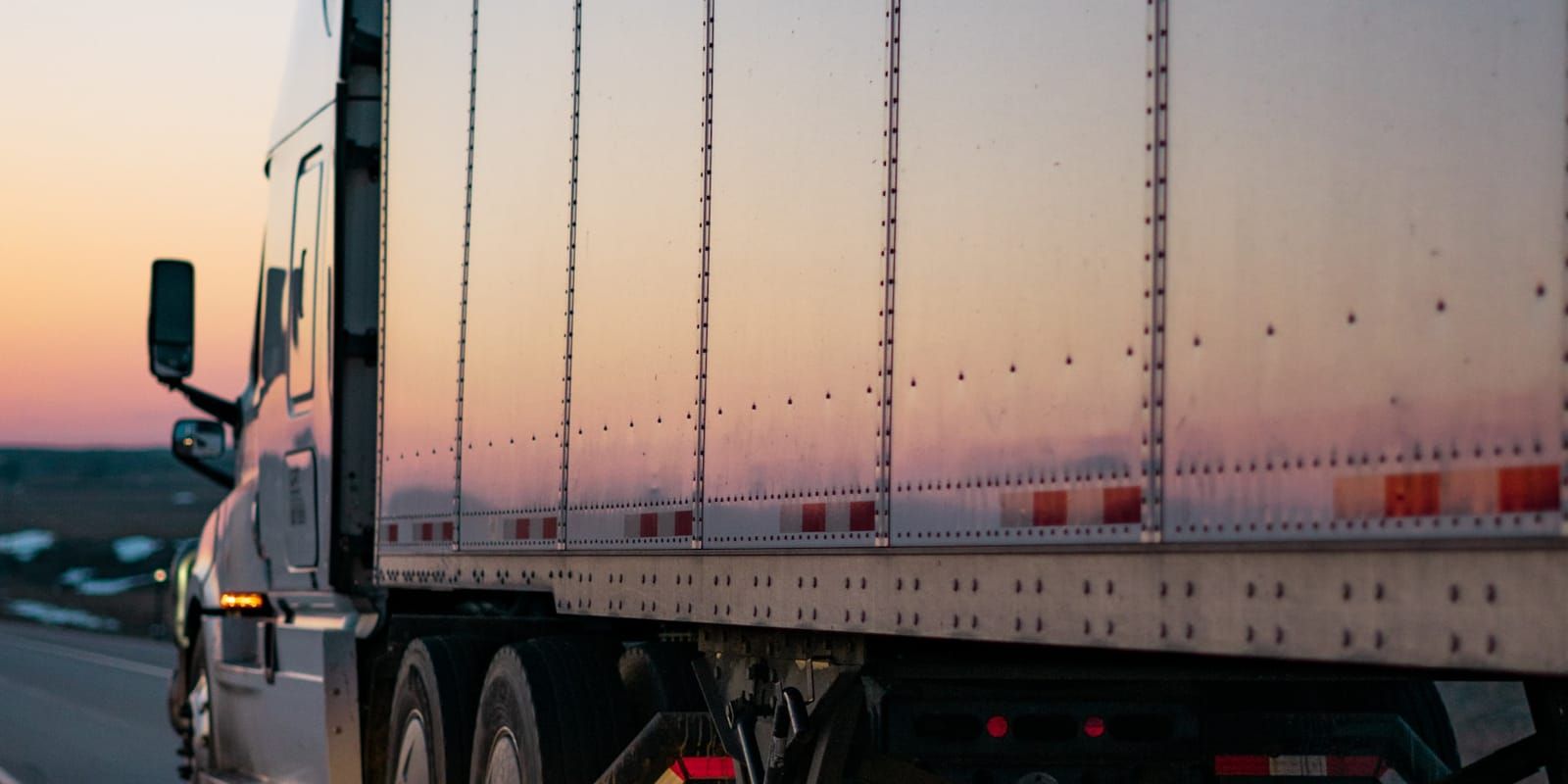 Camion de fret blanc sur une route en journée