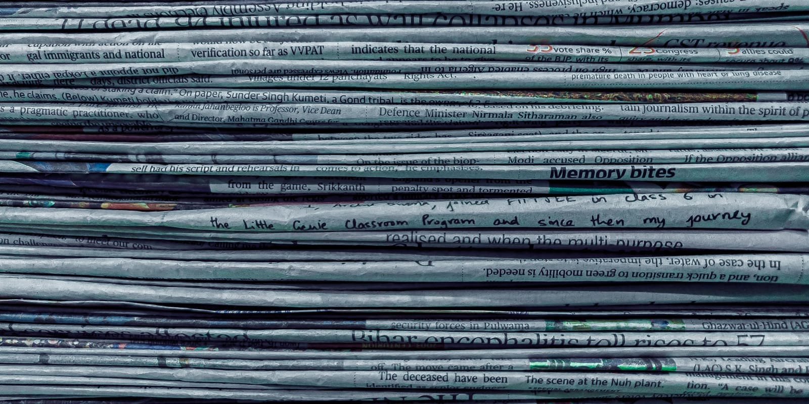 Pile de vieux journaux